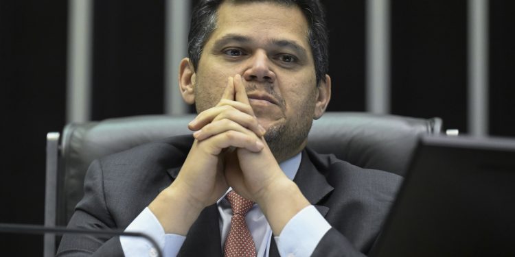 Alcolumbre defende redução da 6x1 sem período de transição em reunião com sindicalistas