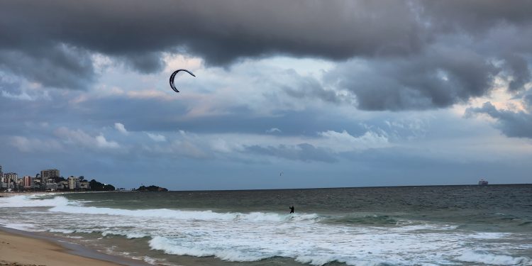 Alerta da Marinha: frente fria muda o tempo e provoca ressaca no Rio