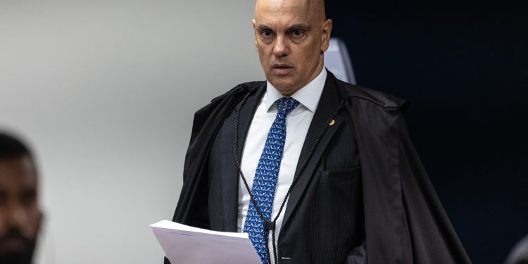 Aliados de Flávio Bolsonaro acreditam em volta de Magnitsky contra Moraes até eleição