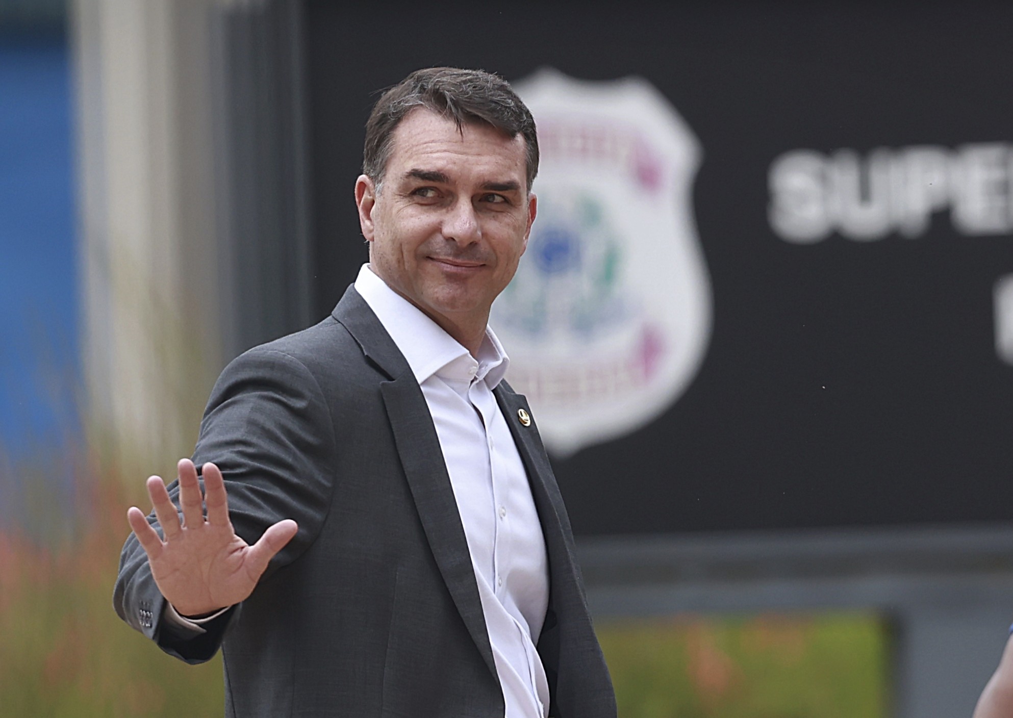 Aliados ficam em alerta com decisão de Flávio Bolsonaro de rejeitar escolta da PF