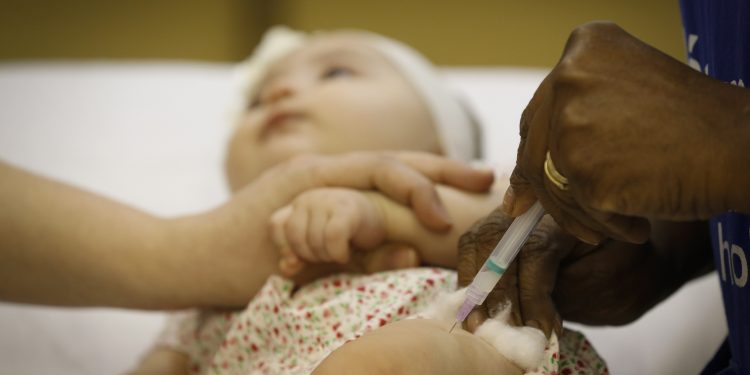 América Latina recupera níveis de vacinação infantil anteriores à covid, mas cobertura contra sarampo ainda preocupa, diz Opas