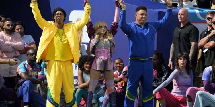 Análise: Show do intervalo entrega espetáculo à la Super Bowl, mas se perde nos excessos