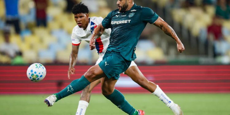 Análise: em dia de ventania no Rio, Hulk é vaiado pela 1ª vez no Fluminense, que sente falta justamente de um camisa 9