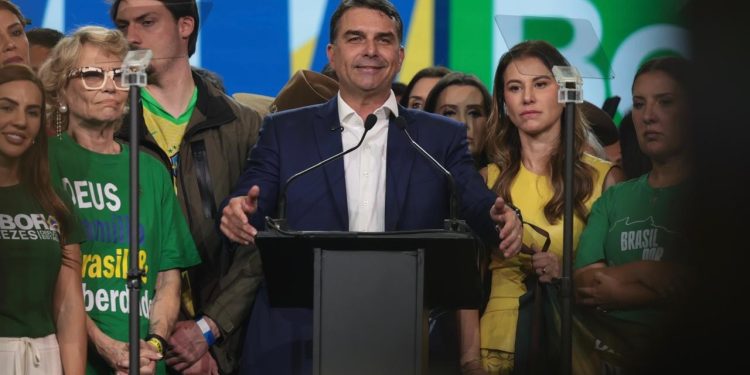 Ao lançar candidatura, Flávio acena a mulheres, diz que Jair vai ‘subir rampa do Planalto’ com ele e ataca Lula