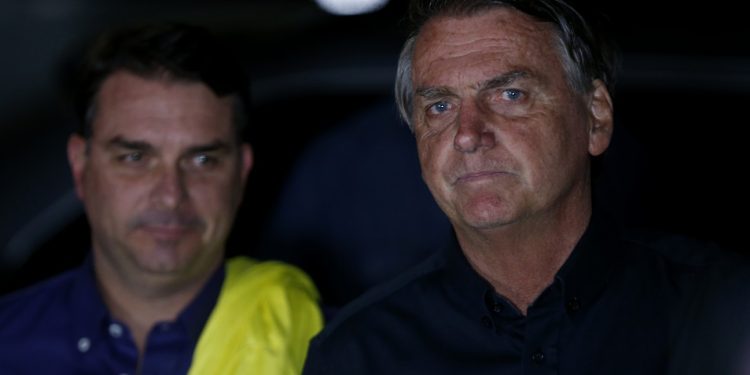 Após agenda nos EUA, Flávio quer conversar com Bolsonaro sobre operação da PF e levar ao pai relato da viagem