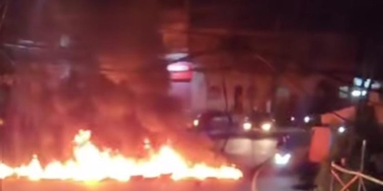 Após apagão, moradores fazem protestos em Niterói enquanto Enel diz que reparos mais complexos serão concluídos nesta sexta