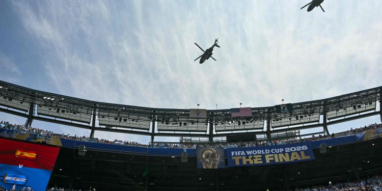 Após manhã de golfe, Trump sobrevoa estádio da final da Copa do Mundo de helicóptero