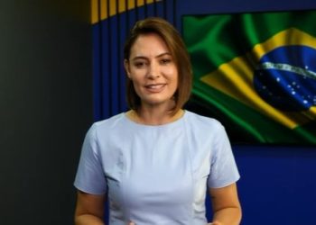 Após pedido de desculpas, Michelle Bolsonaro grava vídeo para convenção do PL, mas só cita Flávio uma vez: 'Que Deus abençoe sua candidatura'