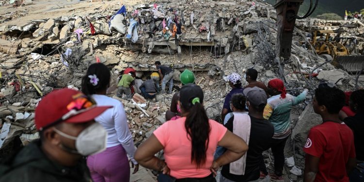 Após um mês dos terremotos na Venezuela, moradores de paraíso costeiro recorrem à sucata das ruínas para sobreviver