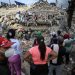 Após um mês dos terremotos na Venezuela, moradores de paraíso costeiro recorrem à sucata das ruínas para sobreviver