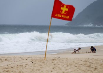 Após virada no tempo, Rio tem mar com ressaca nesta segunda-feira