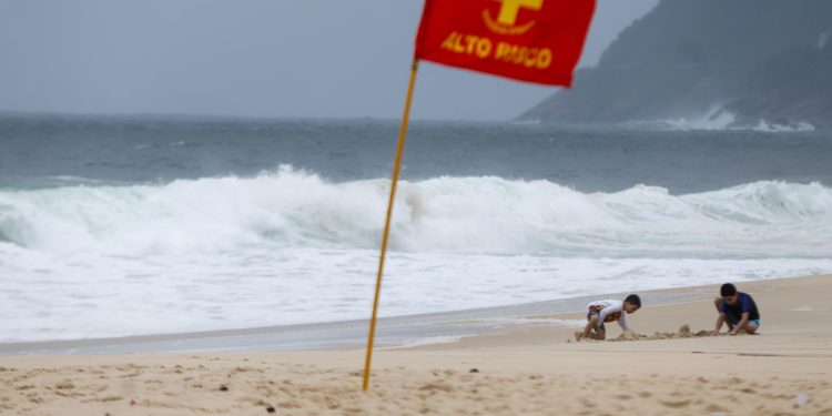 Após virada no tempo, Rio tem mar com ressaca nesta segunda-feira