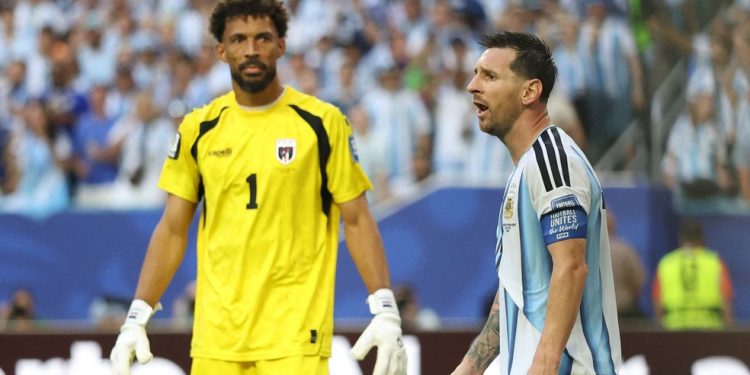 Vozinha observa Messi em Argentina x Cabo Verde na Copa do Mundo — Foto: Patricia de Melo Moreira / AFP