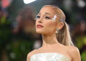 Ariana Grande entra na Justiça para investigar hackers que acessaram músicas inéditas e outros conteúdos