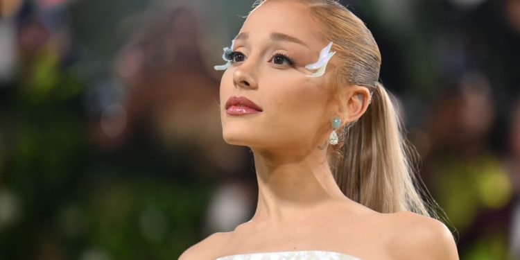 Ariana Grande entra na Justiça para investigar hackers que acessaram músicas inéditas e outros conteúdos