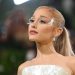 Ariana Grande entra na Justiça para investigar hackers que acessaram músicas inéditas e outros conteúdos