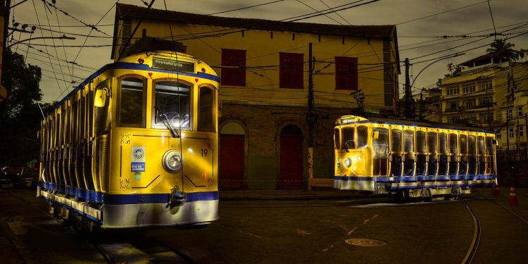 Arte na escuridão: em meio a blecaute em Santa Teresa, fotógrafo capura imagens mágicas dos bondes parados