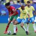 Ayyoub Bouaddi, número 6 do Marrocos, disputa a bola com Fabinho, número 17 do Brasil — Foto: Getty Images via AFP