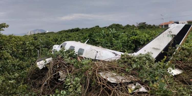 Avião cai em praia de Santa Catarina, e ocupantes sobrevivem