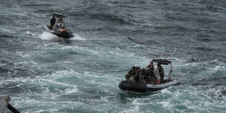 Barco naufraga na Guiana com 116 passageiros; ao menos 53 são resgatados