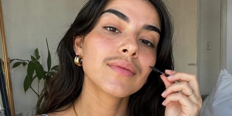 Bigode feminino: por que cada vez mais mulheres estão deixando os pelos do buço crescerem