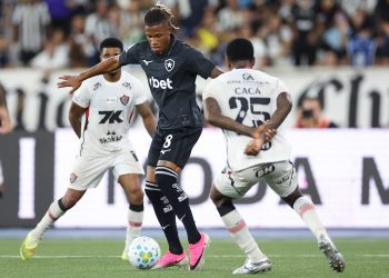Botafogo empata com o Vitória no Nilton Santos, em duelo marcado pelo retorno de Danilo ao time, no Brasileiro