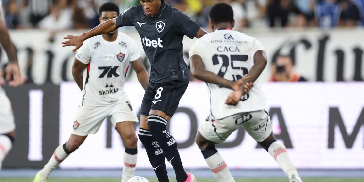 Botafogo empata com o Vitória no Nilton Santos, em duelo marcado pelo retorno de Danilo ao time, no Brasileiro
