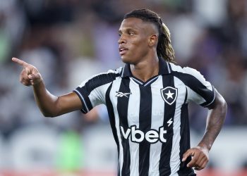 Botafogo vê Palmeiras distante e tenta fechar venda de Danilo para Zenit ou Newcastle