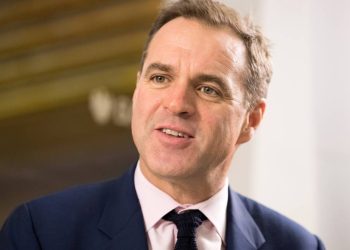 Brasil recebeu choque adicional com guerra no Irã, afirma historiador Niall Ferguson em evento em SP