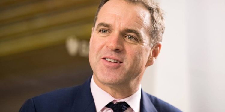 Brasil recebeu choque adicional com guerra no Irã, afirma historiador Niall Ferguson em evento em SP