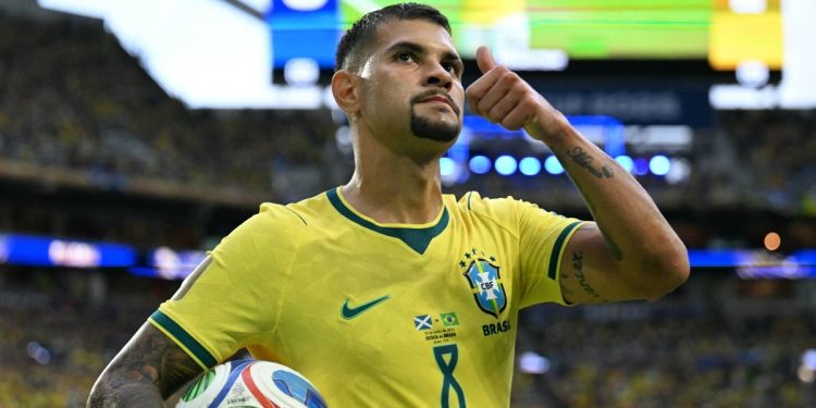 Bruno Guimarães informa o Newcastle que deseja acertar com o Arsenal, diz jornal
