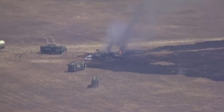 Caça americano cai em San Diego e provoca incêndio em base aérea