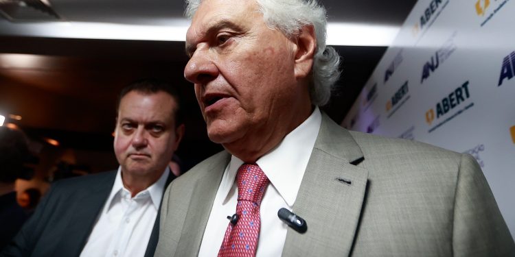 Caiado diz que Flávio foi coadjuvante em convenção com Milei e vídeo de Bolsonaro por IA: ‘Perdeu para um argentino e um avatar’