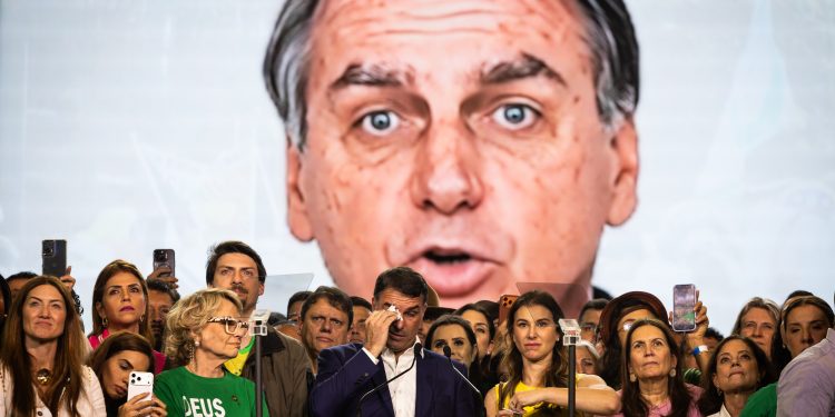 Campanha de Flávio diz que Bolsonaro não sabia de vídeo com IA exibido na convenção; especialistas apontam riscos jurídicos