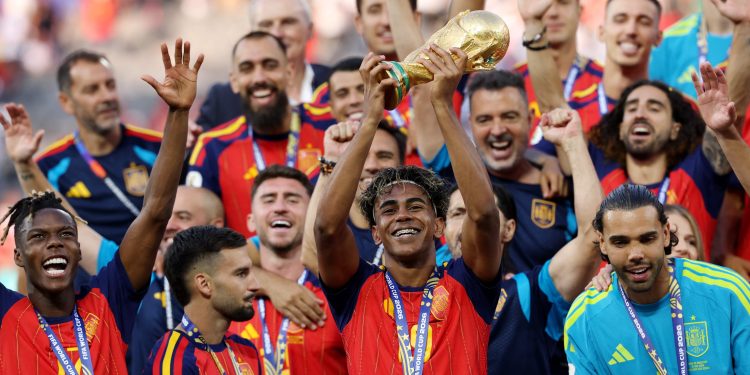 Campeã, Espanha deixa a sensação de estar apenas começando