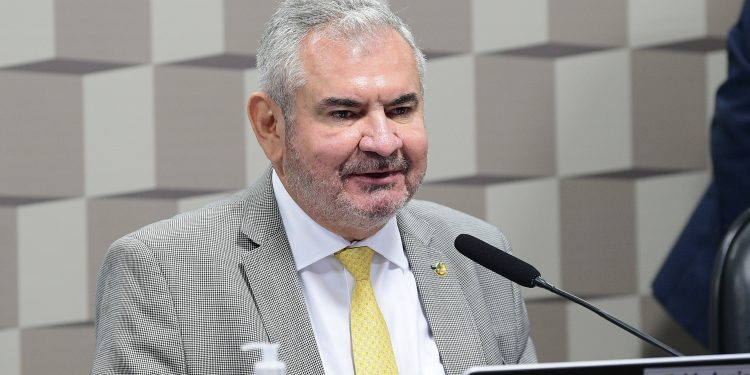 Candidato à reeleição, senador da Bahia se declara pardo oito anos após se dizer branco