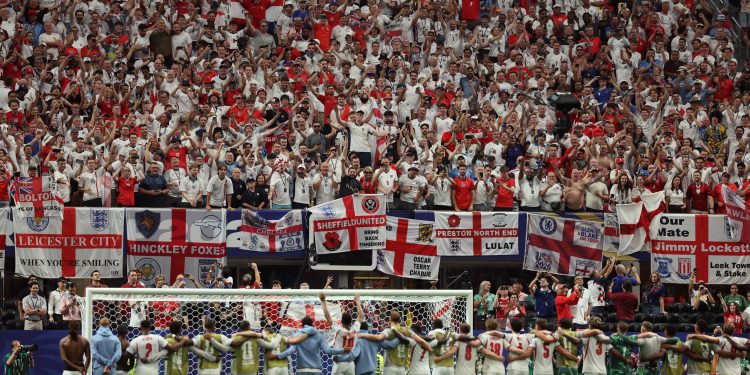 Cantada pela torcida inglesa na Copa, 'Wonderwall' se torna a segunda música mais tocada do Spotify