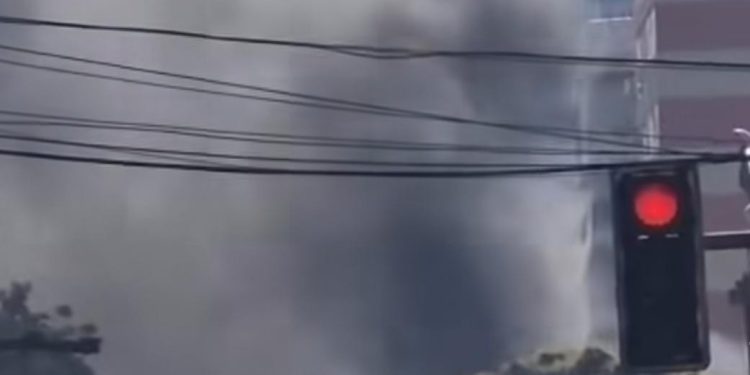 Carro pega fogo em frente à concessionária da Volvo e interdita rua em Botafogo