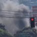 Carro pega fogo em frente à concessionária da Volvo e interdita rua em Botafogo