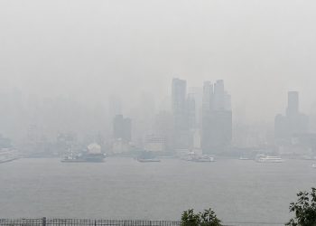 Céu de Nova York é tomado por fumaça de incêndios florestais no Canadá; veja vídeo