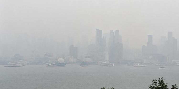 Céu de Nova York é tomado por fumaça de incêndios florestais no Canadá; veja vídeo