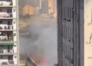 Chamas e densa coluna de fumaça assustam moradores após incêndio atingir terreno baldio em Vila Isabel