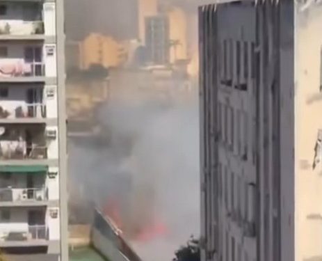 Chamas e densa coluna de fumaça assustam moradores após incêndio atingir terreno baldio em Vila Isabel