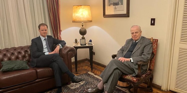 Chefe da Casa Imperial rejeita casamento de herdeiro e ameaça tirá-lo da sucessão