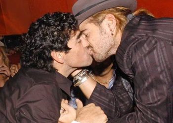 Colin Farrell relembra o momento em que beijou Diego Maradona na boca: 'Uma das melhores noites da minha vida'