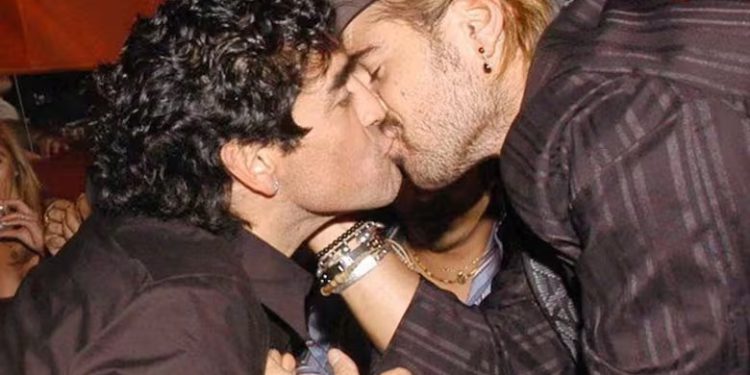 Colin Farrell relembra o momento em que beijou Diego Maradona na boca: 'Uma das melhores noites da minha vida'