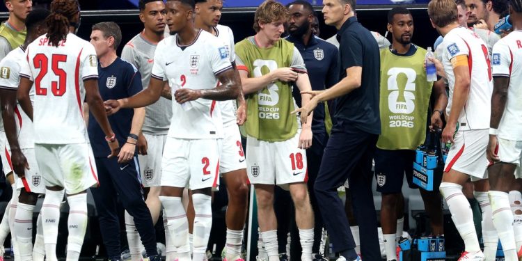 Thomas Tuchel, treinador da Inglaterra, conversa com os seus jogadores durante a pausa para hidratação — Foto: Richard Pelham/Getty Images/AFP