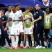 Thomas Tuchel, treinador da Inglaterra, conversa com os seus jogadores durante a pausa para hidratação — Foto: Richard Pelham/Getty Images/AFP
