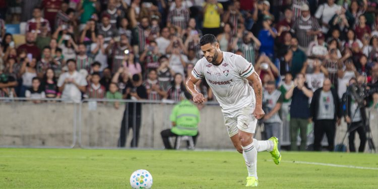 Com primeiro gol de Hulk e reestreia de Thiago Silva, Fluminense vence o Bahia em amistoso no Maracanã