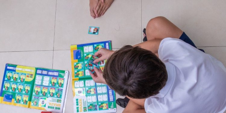 Com sucesso de figurinhas da Copa, vendas do setor disparam 15,2%
